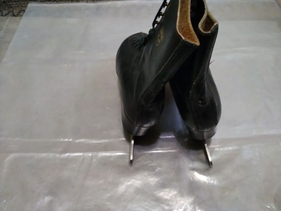 Коньки фигурные.