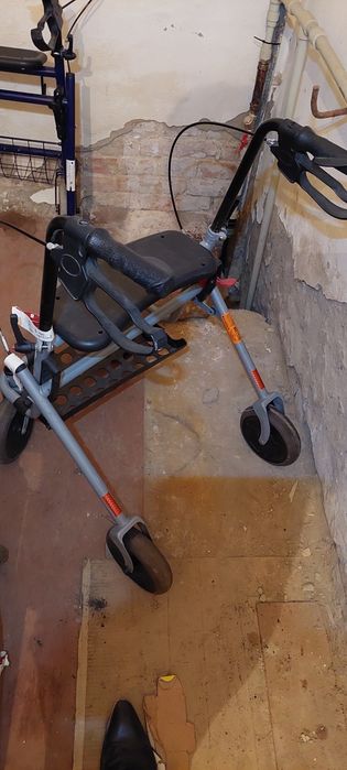 Ходунки с сидением и с колёсиками новые