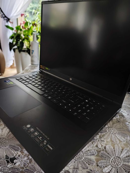 Laptop Acer Predator Helios 18 w stanie bardzo dobrym