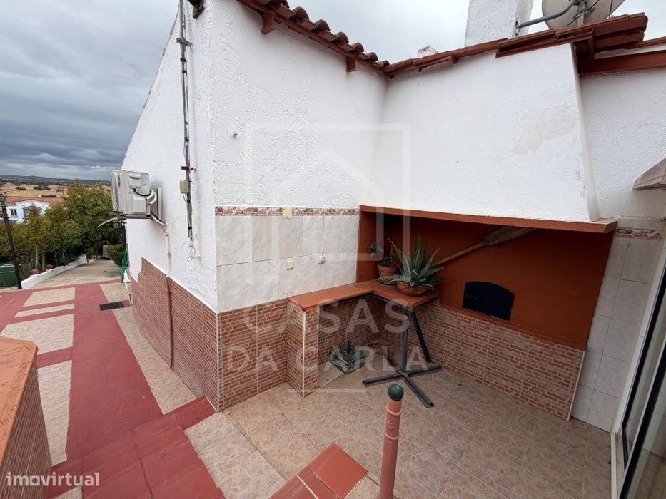 Propriedade T3 com Anexo T1+1 completamente renovada e jardim com 1...
