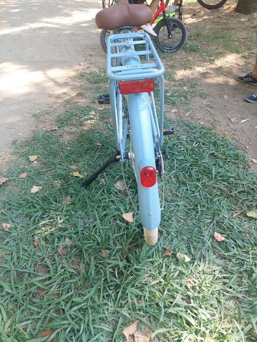 Bicicleta senhora azul BTWIN com cesto.