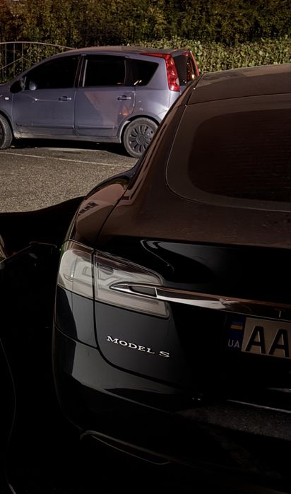 Tesla model s. Тесла модел с