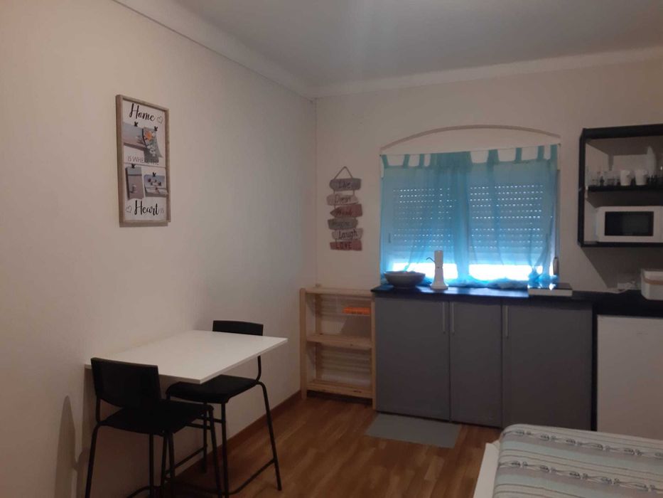 Quarto equipado e amplo