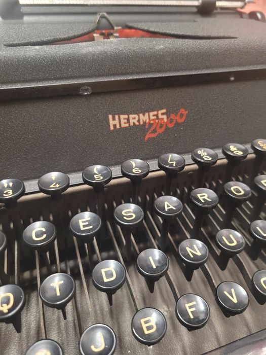 Máquina de escrever Hermes 2000