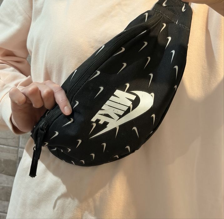 Поясная сумка-бананка Nike