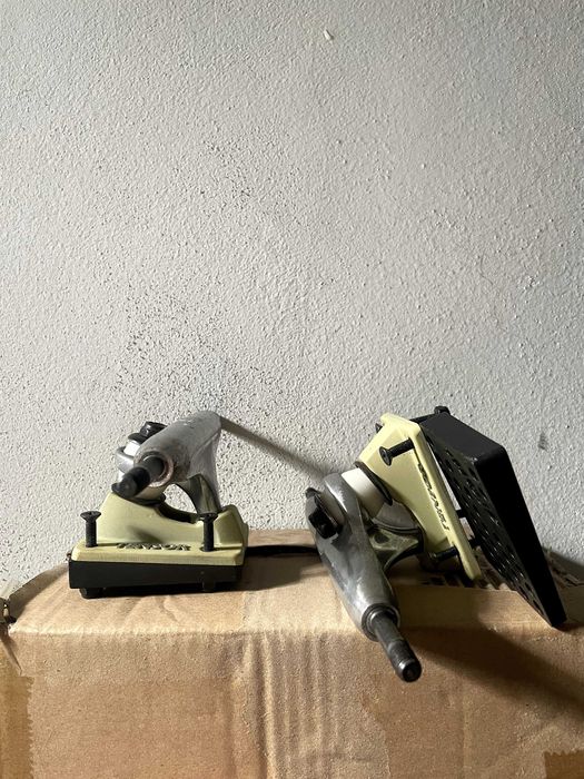 Trucks Tensor (par) + risers (como nas fotos)