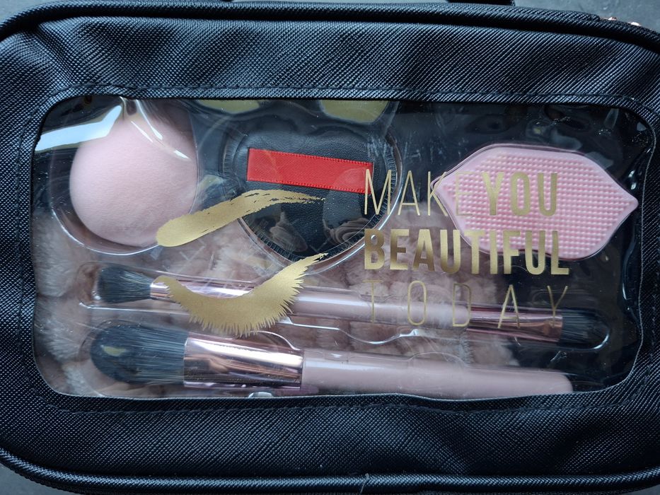 Kosmetyczka z akcesoriami do makijażu - prezent - Nowe