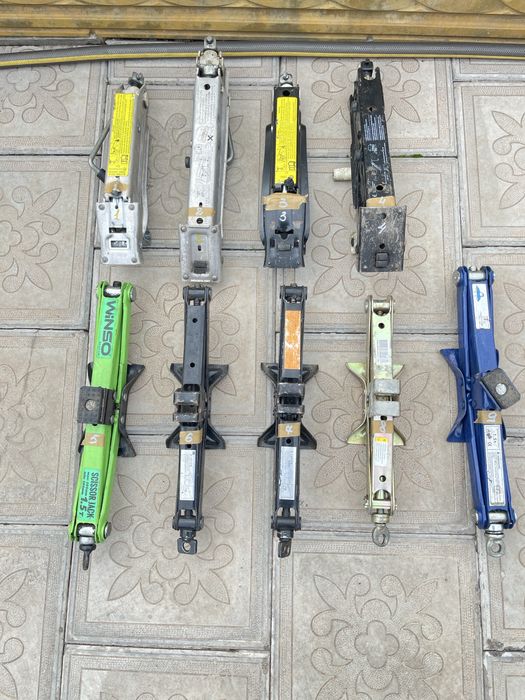 Продам домкрат есть разные, также колесные ключи