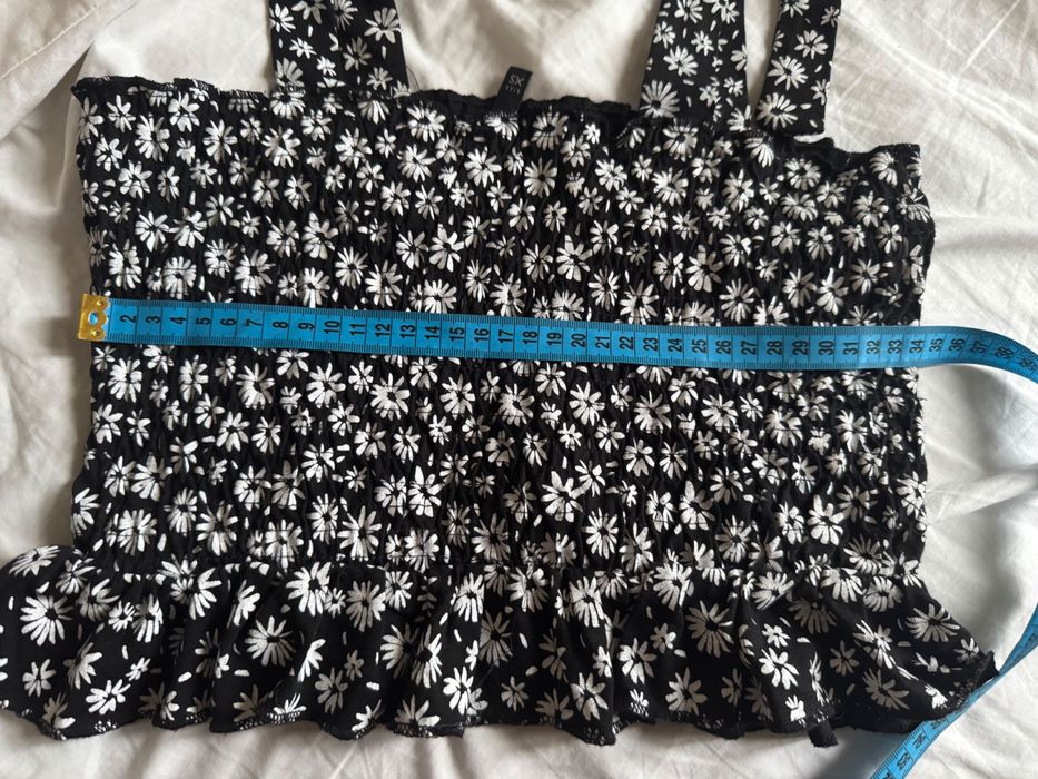 Топ чорний з білими квіточками Sinsay і рюшою знизу