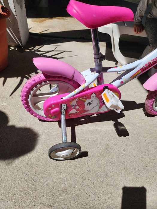 Bicicleta rosa de menina como nova