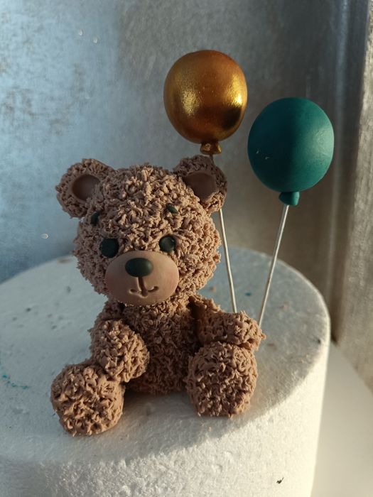 Miś z balonami z masy cukrowej