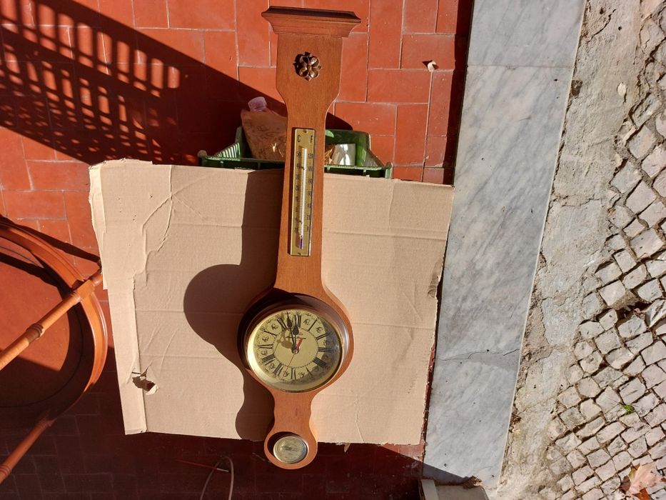 Relógio embutido em madeira maciça