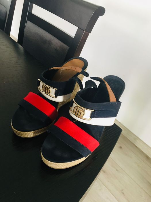 Sandały na koturnie