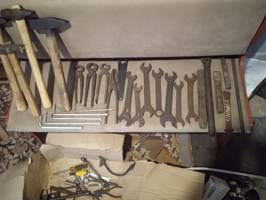 Продам разный инструмент зубила молотки ключи гаечный и т.д