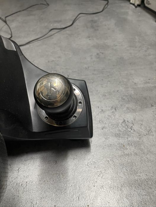 Kierownica z skrzynia biegów i pedałami na ps4