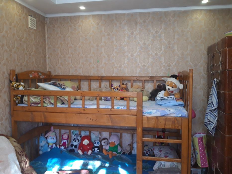 Продам двоярусне ліжечко з натурального дерева