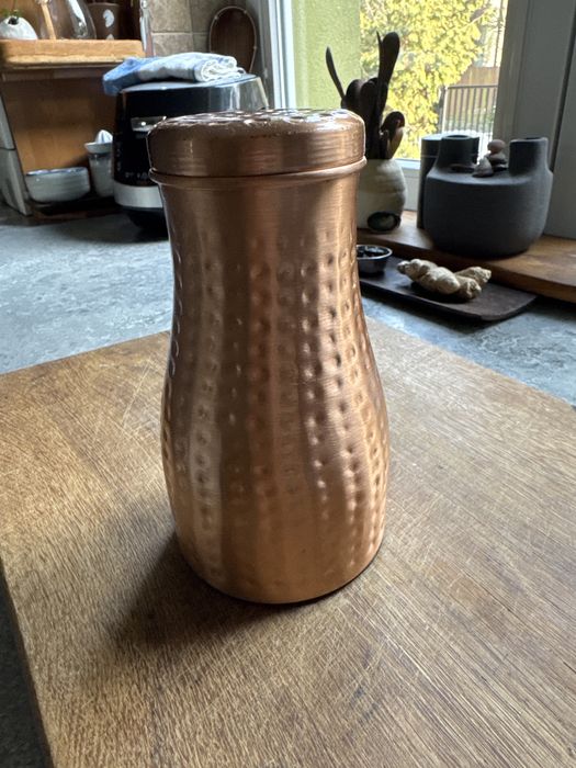 Miedziana butelka karafka z kubkiem