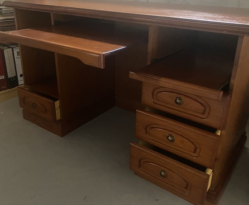 Secretária em bom estado