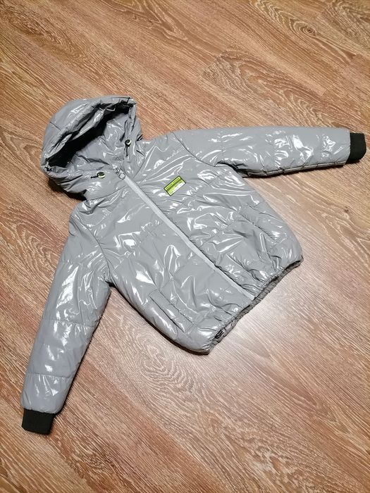 Продам курточку на дівчинку 9-10 років.