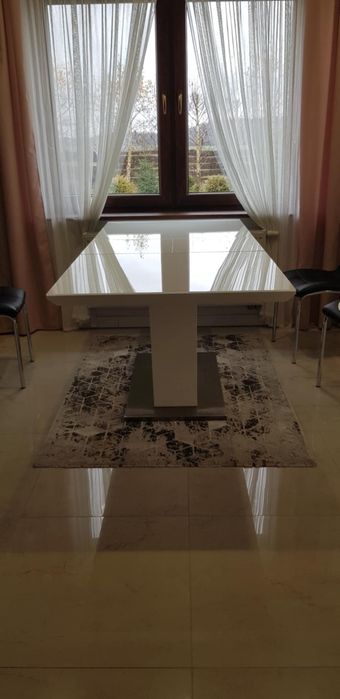 Stół biały, rozkładany,używany.
