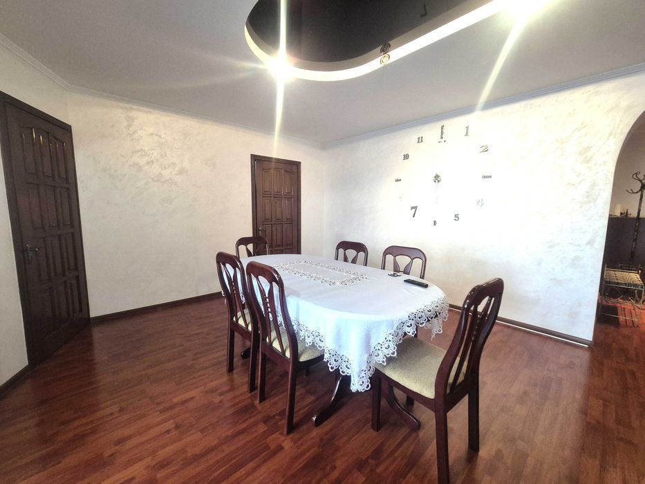 Укомплектована 3-кімнатна квартира в обжитому будинку.