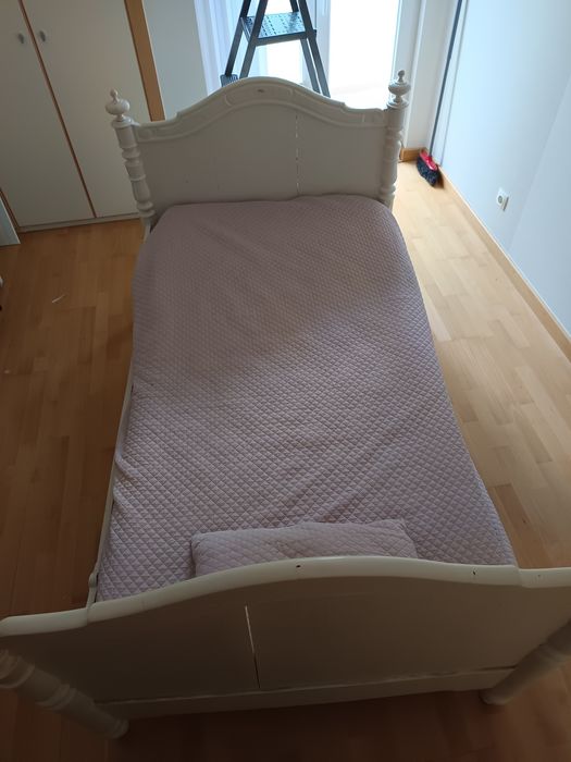 Cama antiga de madeira restaurada