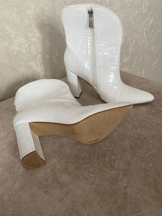 Белые ботильоны, на стельку 25.5. Демисезонн.