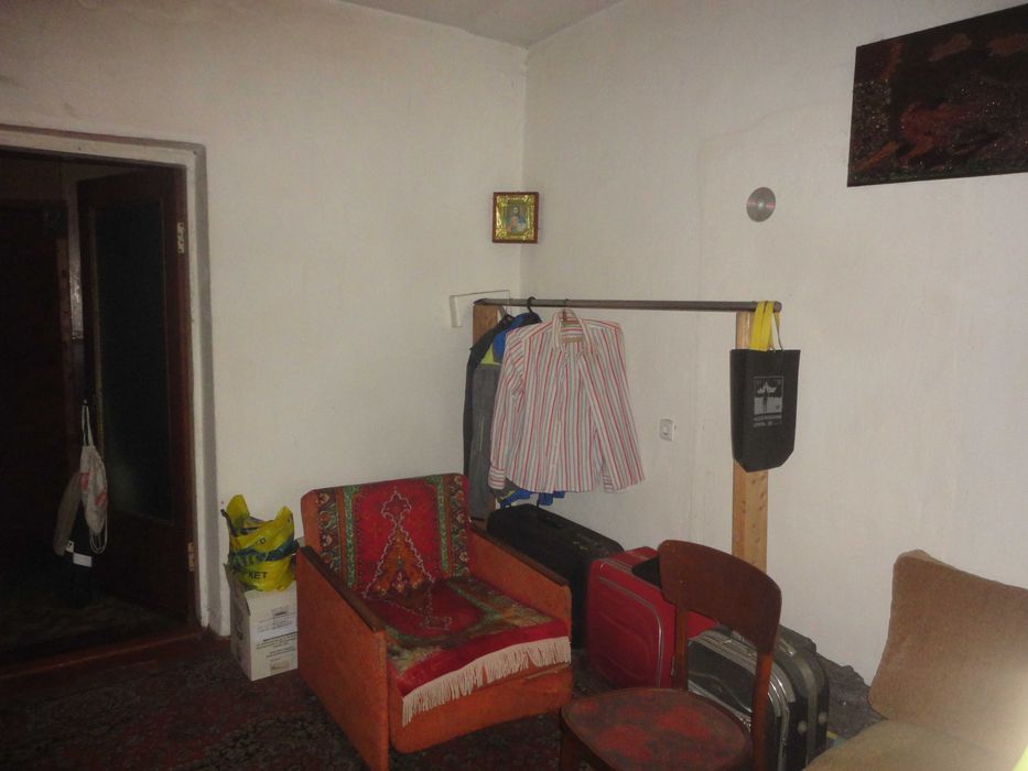 окрема кімната в оренду 20кв.м та гараж 25кв. м. в селі в будинку.