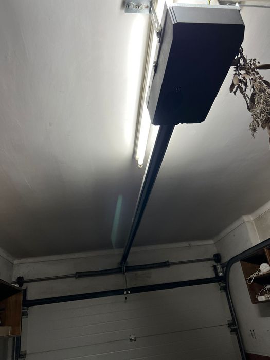 Portão de garagem elétrico incluindo motor e três comandos .