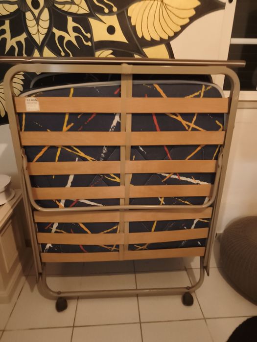 Cama extra singular, em excelentes condições.
