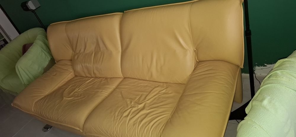 Sofá amarelo  de 3 lugares em pele