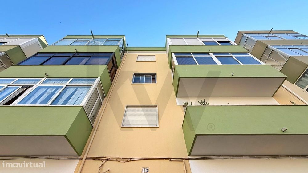 Apartamento T3 convertido em T2– com Excelente Exposição Solar — Corroios, Setúbal