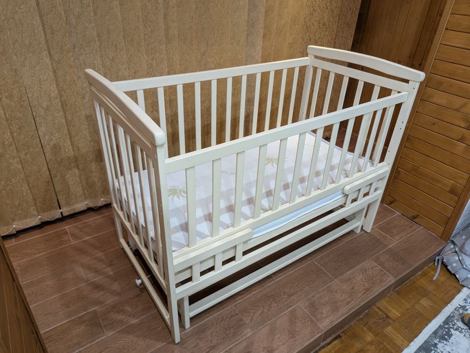 Дитяче ліжко з матрацом