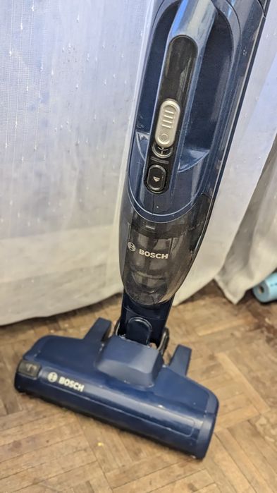 Aspirador vertical com 1 ano de uso