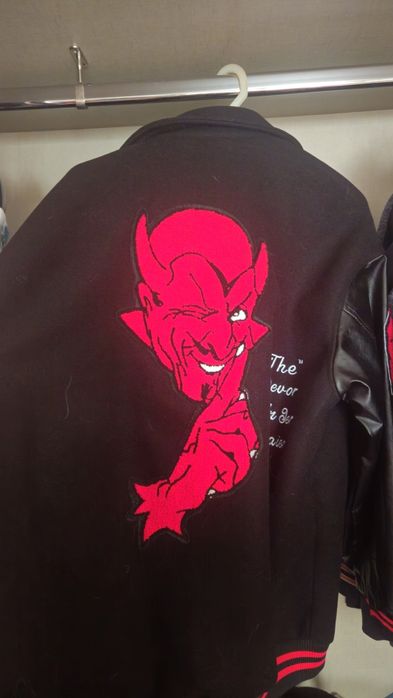 Casaco varsity vermelho