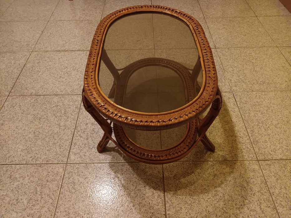 Mesinha de centro em verguinha.  Em muito bom estado.  Entrego em mão na zona de Vila Real.