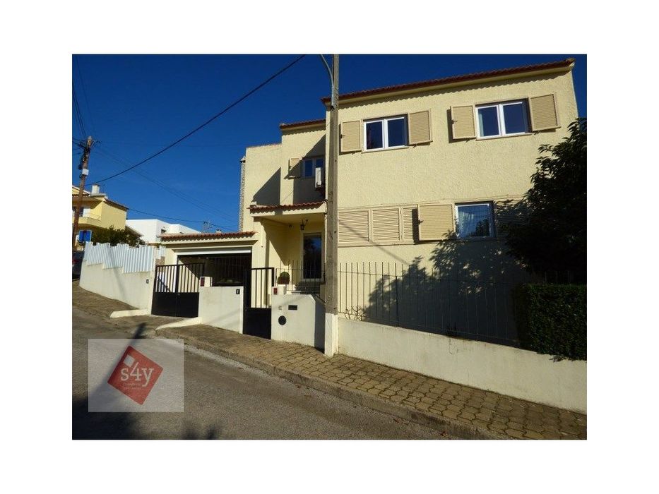 Moradia em zona de excelência, com piscina