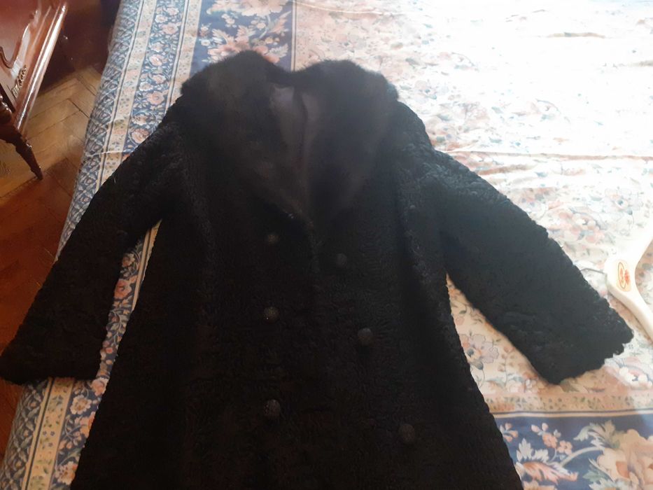 Casaco vintage de senhora em pele astrakan e gola de vison, como novo