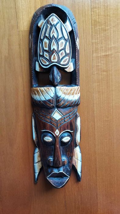 Máscara castanha decorativa para fixar na parede