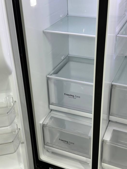Холодильник LG  side by side , з функцією tyk-tyk , льодогенератором та подачаю охолодженої води