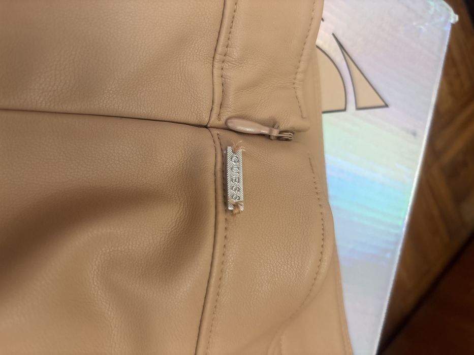 Saia pele nude Guess forrada com plissado