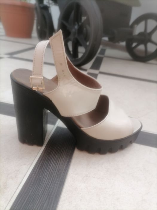 Жіночі босоніжки