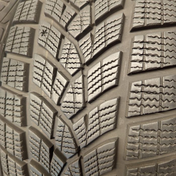 235/65R17 Goodyear UltraGrip