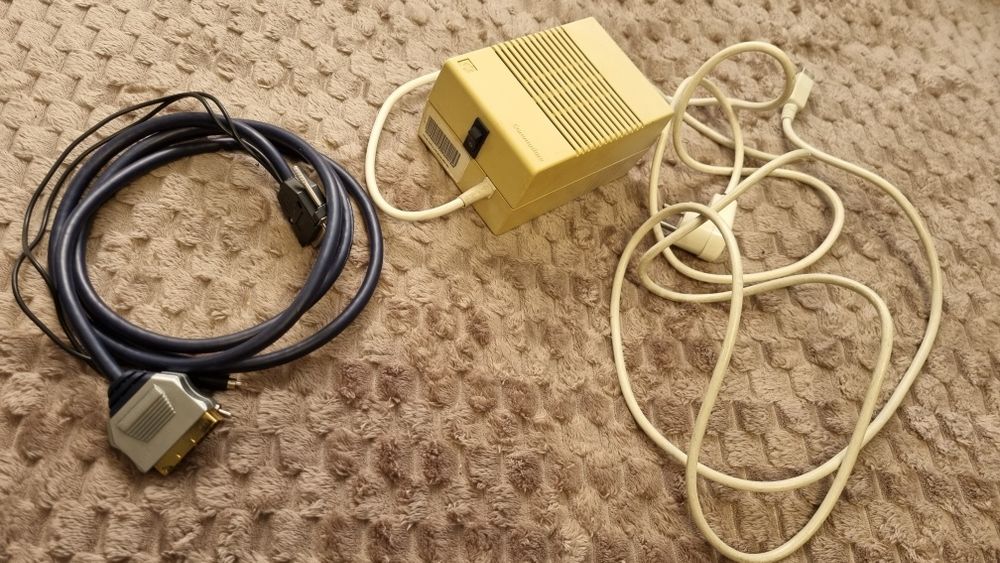 Amiga 500 z TV i dodatkami