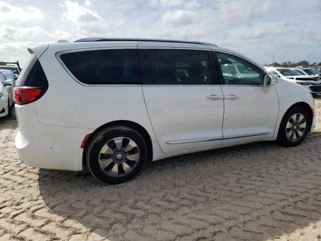 Chrysler Pacifica Hybrid z 2018 roku.
