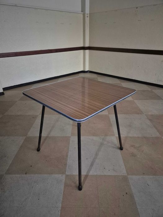 Mesa vintage 70x70 cor castanha