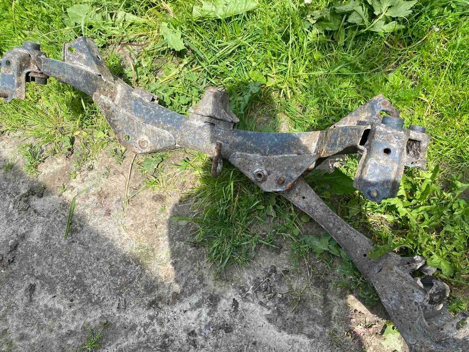 Задня балка задній підрамник Тойота Авенсіс т25