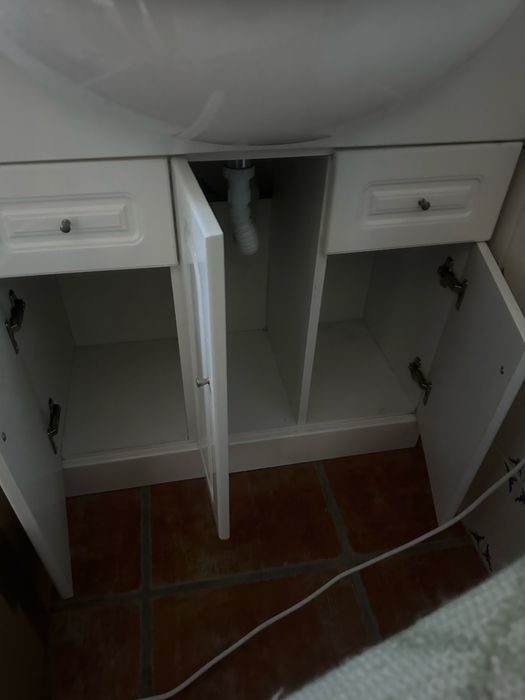 Móvel de casa de banho branco com lavatório e espelho