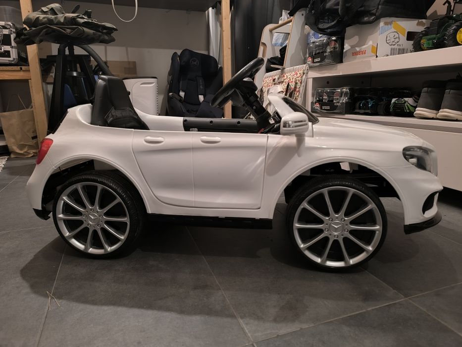 Elektryczne autko Mercedes AMG GLA45