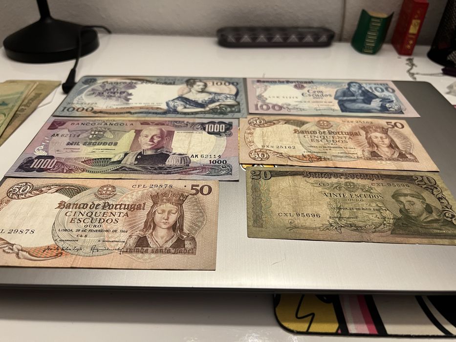 Varias notas moedas